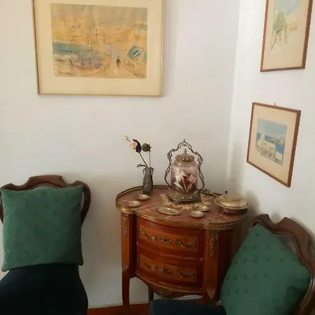 Vintage Artistic Apartment